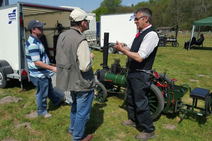 Event-organiser-Tony-Dezell-explains-the-workings-of-his-4-inch-scale-Ceres-Foster-Engine-to-interested-visitors-at-the-2016-event.jpg